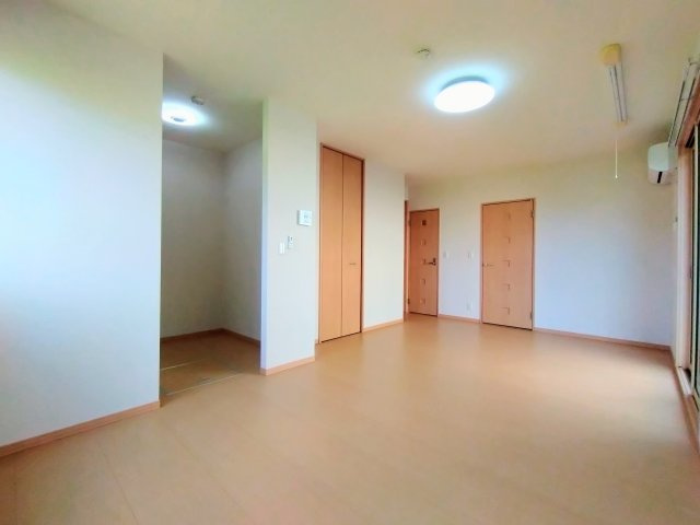 フォースクエア岡田の洋室