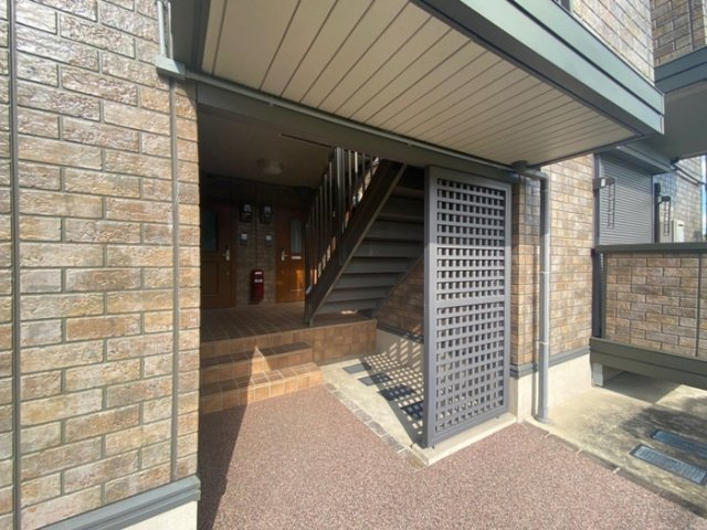 フォースクエア岡田のエントランス