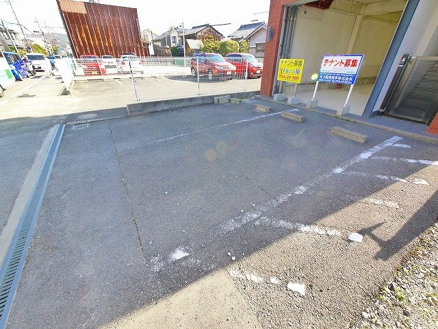 フォレストヒルズ一条アネックス店舗の駐車場