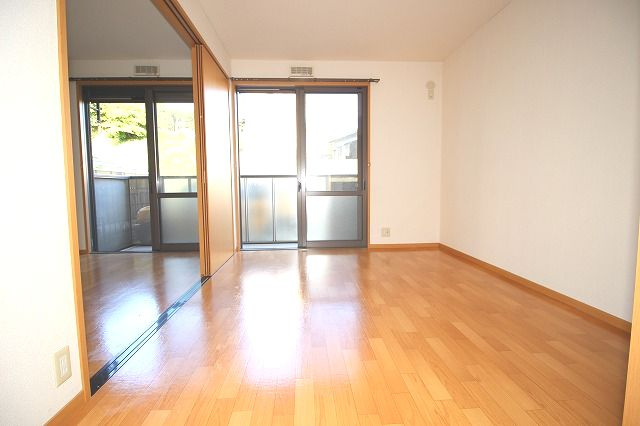 ソレジオ前里の洋室|ゆったりした洋室です
※反転の場合あり