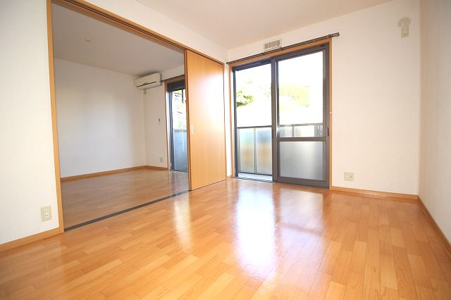 ソレジオ前里の洋室|きれいな洋室です
※反転の場合あり