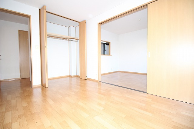 ソレジオ前里の洋室|落ち着いた色調の洋室です
※反転の場合あり