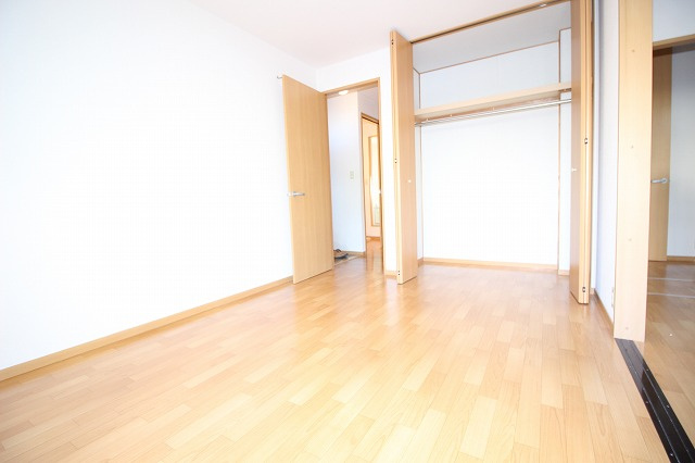 ソレジオ前里の洋室|物件の内装です
※反転の場合あり