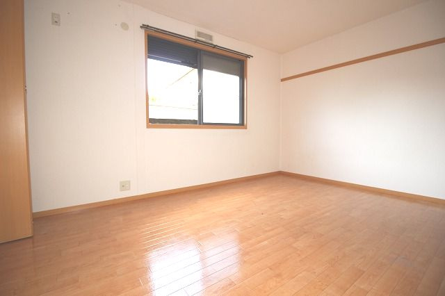 ソレジオ前里のその他|落ち着いた色調の洋室です
※反転の場合あり