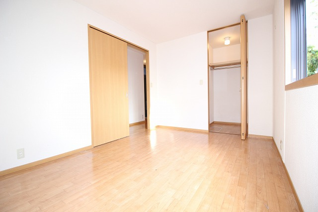 ソレジオ前里の洋室|内装は落ち着いています
※反転の場合あり