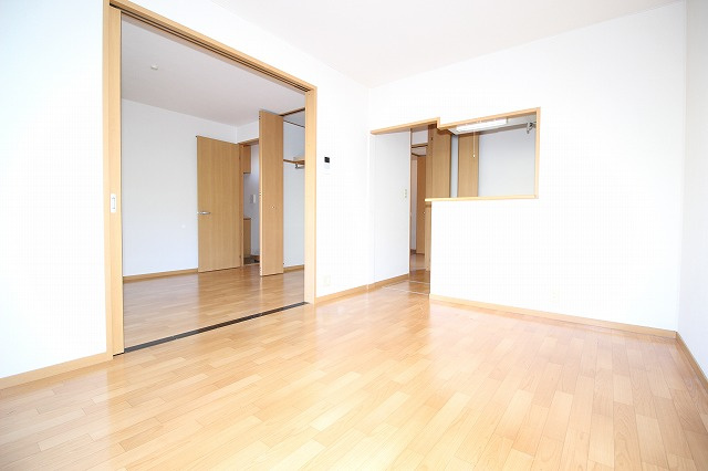 ソレジオ前里の居間・リビング|ゆったり過ごせるリビングです
※反転の場合あり