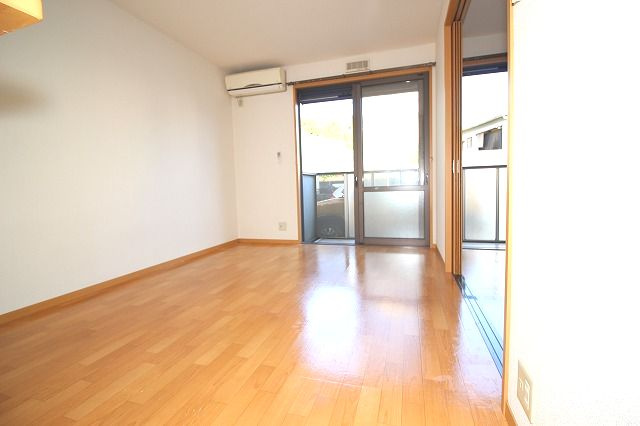 ソレジオ前里の居間・リビング|こちらの居間で趣味の時間をお楽しみください
※反転の場合あり