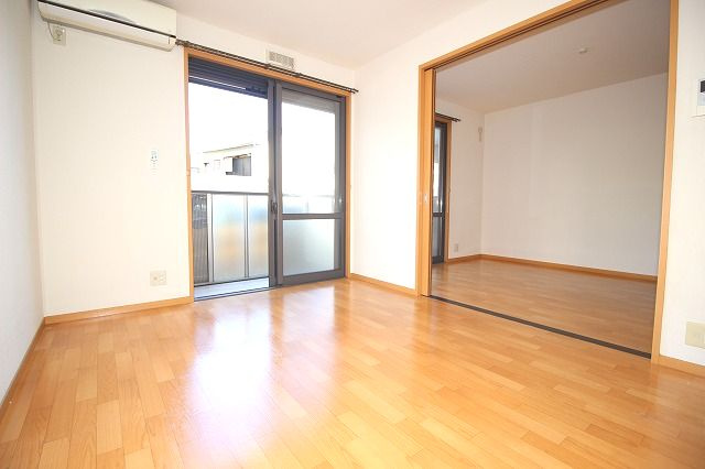 ソレジオ前里の居間・リビング|こちらの居間で趣味の時間をお楽しみください
※反転の場合あり