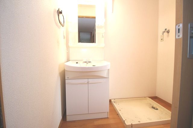 ソレジオ前里の洗面所|使いやすい洗面所です
※反転の場合あり