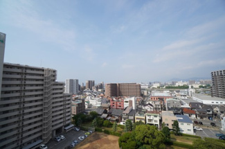 【展望】 | バルコニーから青空や爽やかな風を感じられ、毎日の暮らしに余裕を感じさせてくれる、遮る物の無い開放的な眺望を是非、ご堪能ください。