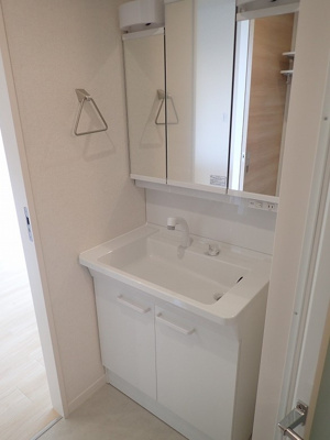 【洗面所】 | チェスナッツメゾンⅢ【SHM】 | ※参考写真※シャンプードレッサーで忙しい朝にも寝癖の付いた頭にも優しい☆お化粧するときにも大活躍です♪