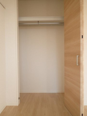 【収納】 | チェスナッツメゾンⅢ【SHM】 | ※参考写真※各洋室のお部屋にあるクローゼットです♪お洋服をたくさんお持ちの方でも安心ですね◎