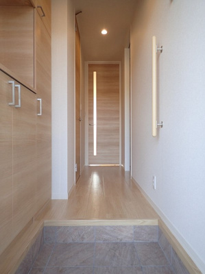 【玄関】 | チェスナッツメゾンⅢ【SHM】 | ※参考写真※シューズボックス付きで玄関すっきり片付きます！お客様もスムーズにお出迎えできますね♪