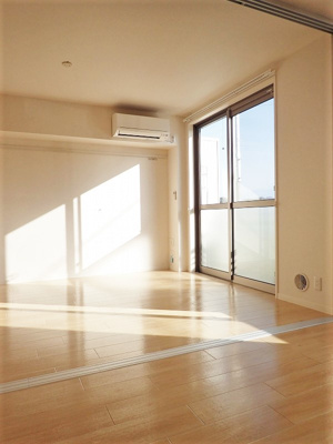 【居間・リビング】 | チェスナッツメゾンⅢ【SHM】 | ※参考写真※バルコニーに繋がる南向き10.2帖のリビングダイニングキッチンは陽当たり良好です♪エアコン付きで1年中快適に過ごせますね☆