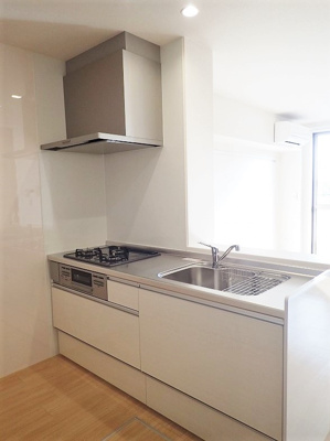 【キッチン】 | チェスナッツメゾンⅢ【SHM】 | ※参考写真※3口ガスコンロ/グリル付きシステムキッチンです☆場所を取るお鍋やお皿もすっきり収納できます♪