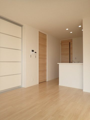 【居間・リビング】 | チェスナッツメゾンⅢ【SHM】 | ※参考写真※女性に人気なカウンターキッチンの10.2帖リビングダイニングです！椅子とテーブルを囲んで家族団欒の時間を過ごせます♪