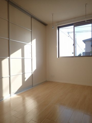 【洋室】 | チェスナッツメゾンⅢ【SHM】 | ※参考写真※リビングダイニングキッチンから繋がる南向き洋室6.2帖の陽当りの良いお部屋です！ベッドを置いて寝室にするのもオススメです☆