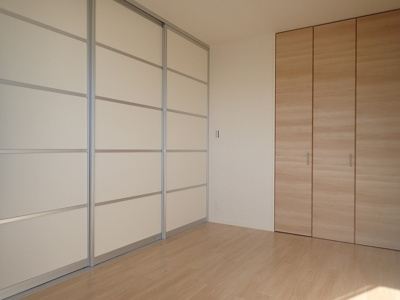 【寝室】 | チェスナッツメゾンⅢ【SHM】 | ※参考写真※クローゼットのある南向き洋室6.2帖のお部屋です！お洋服もしわにならず、キレイに収納できます☆