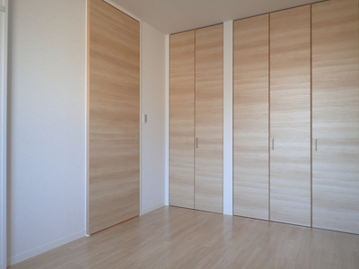 【洋室】 | チェスナッツメゾンⅢ【SHM】 | ※参考写真※クローゼットのある洋室5.2帖のお部屋です！大切なお洋服もしわにならないようにハンガーがけができます☆