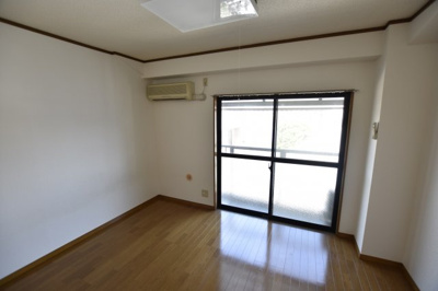 【洋室】 | 松葉ハウス | 使い勝手のいい洋室です