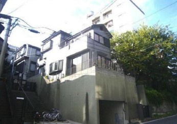 中古戸建（鶴見区寺谷1丁目）の外観|中古戸建　平成9年8月築　4LDK　建物面積96.26㎡（約29.11坪）　希少な2階建　地下車庫（電動シャッター）　平成22年10月リフォーム歴有　室内コンディション良好　陽当り・眺望良好　