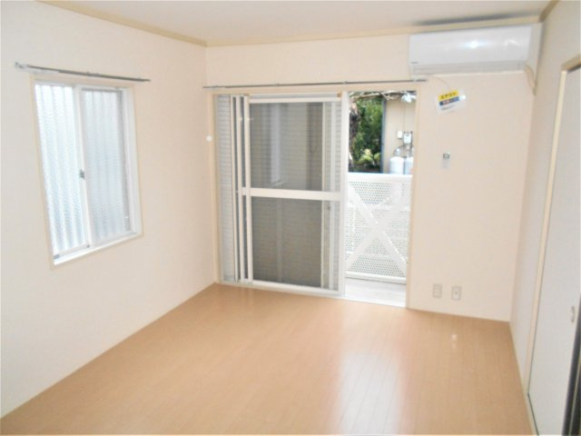 ドエル津田沼の寝室|2面採光で明るいお部屋ですよ♪嬉しい洋室２部屋の間取りです