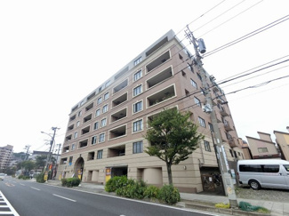 【外観】 | JR根岸線「石川町」駅バス9分「小港」停歩1分！
大型複合商業施設「本牧フロント」まで徒歩1分と毎日のお買い物にとても便利です。