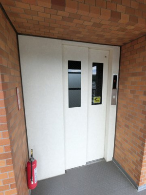 【その他共用部分】 | ライオンズマンション保土ヶ谷第2 | お買い物時やベビーカーの出し入れに便利なエレベーター付。