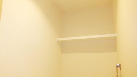 リブリ・Red.B5のトイレ|トイレ上部に棚付いています