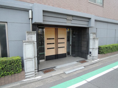 【エントランス】 | アスティオス青葉台 | エントランスもきれいです。
青葉台らしい作りで高級感があります。
エントランスの前は道路ですが車通りは少ないので安心です。