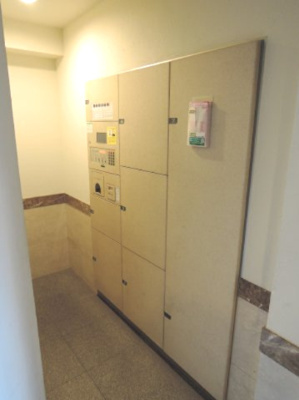【その他共用部分】 | アスティオス青葉台 | 宅配ボックスがあります。
不在時にも荷物が受け取れて便利です。
大きなケースもあるので大きな荷物も安心ですね。