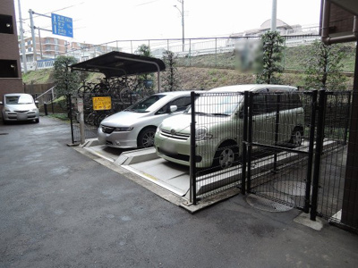 【駐車場】 | アスティオス青葉台 | 機械式駐車場です。
お車をお持ちの方も安心です。
空き状況はお問い合わせください。