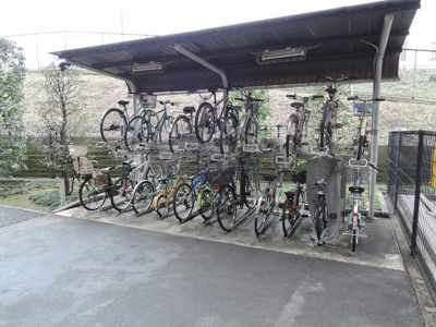 【その他共用部分】 | アスティオス青葉台 | 屋根付き駐輪場もあります。
雨が降っても安心です。