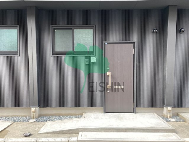 博多なでしこ町家のエントランス|玄関はダブルロックにモニター付きインターホン付です。玄関前にはちょっとしたスペースもございます。