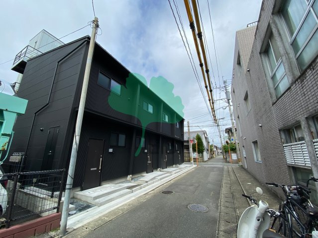 博多なでしこ町家の外観|物件目の前の通りは人通りや交通量も穏やかで閑静な住宅街となっております。