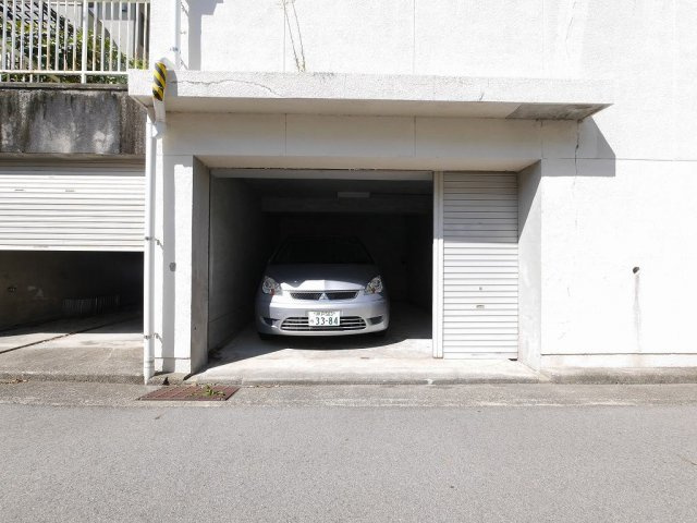塩屋町5丁目貸家の駐車場