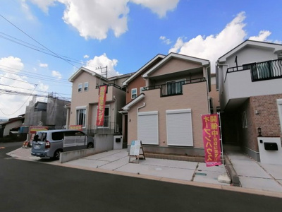 【前面道路含む現地写真】 | 海老名市杉久保南4丁目　17号棟　未入居戸建て　全48低の街並み【仲介手数料無料】 | カースペース並列２台