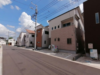 【前面道路含む現地写真】 | 海老名市杉久保南4丁目　12号棟　未入居戸建て　全48低の街並み【仲介手数料無料】 | カースペース並列２台