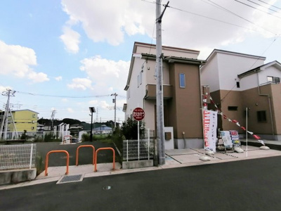 【前面道路含む現地写真】 | 海老名市杉久保南4丁目　33号棟　未入居戸建て　全48低の街並み【仲介手数料無料】 | ◇カースペース並列２台