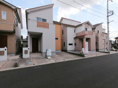 【前面道路含む現地写真】 | 海老名市杉久保南4丁目　28号棟　未入居戸建て　全48低の街並み【仲介手数料無料】 | ◇カースペース並列２台