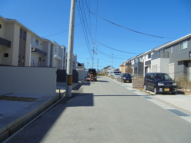 三田市ゆりのき台６丁目31号地　新築戸建の前面道路含む現地写真