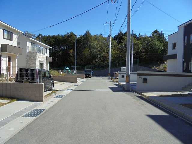 三田市ゆりのき台６丁目31号地　新築戸建の前面道路含む現地写真