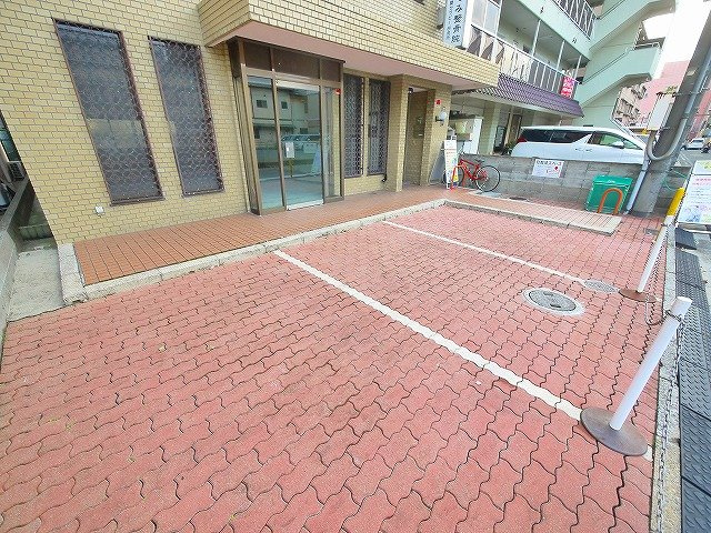 宝来ビルの駐車場