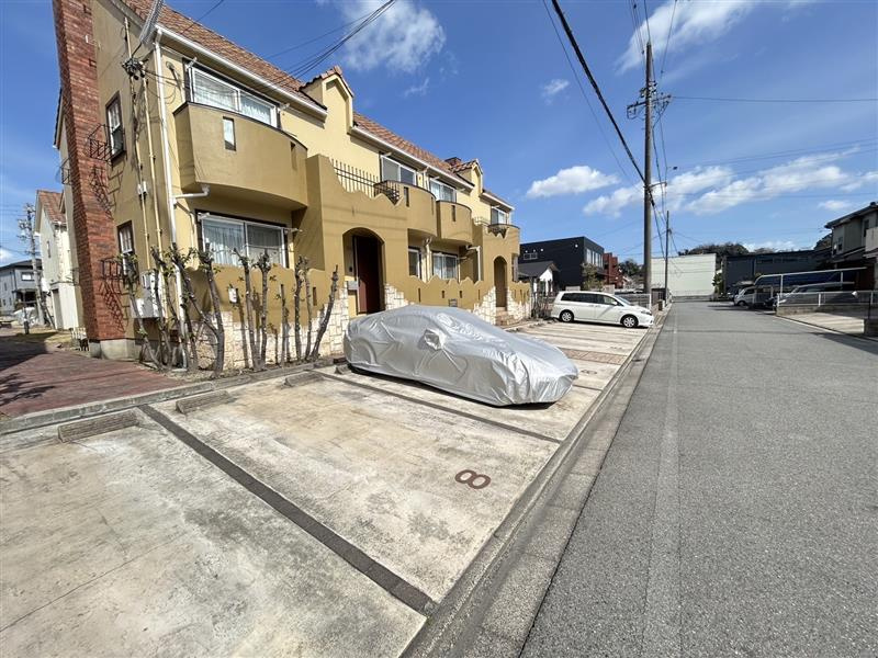 グランシャリオA棟の駐車場