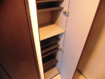 Residence西小路小米町の収納|下駄箱