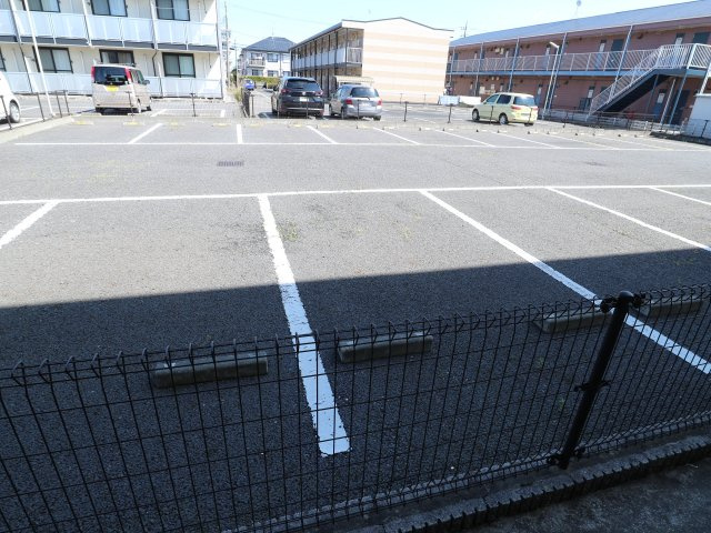 レオパレスルーチェⅢの駐車場