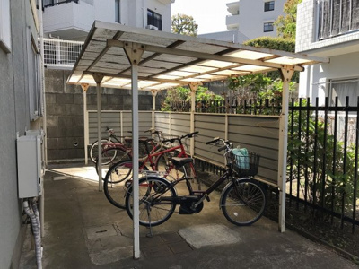 【その他共用部分】 | パークサイドハウス【SHM】 | 屋根付きの駐輪場で雨が降っても大切な自転車が濡れなくてすみますね♪駅から自転車もおすすめです！
