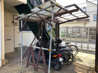 【その他共用部分】 | 屋根付きの駐輪場で雨が降っても大切な自転車が濡れなくてすみますね♪バイクも50ccまでなら駐輪OK！バイクをお持ちの方にオススメです♪