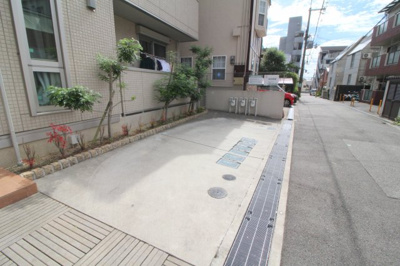 【駐車場】 | エミ・スエヒロ