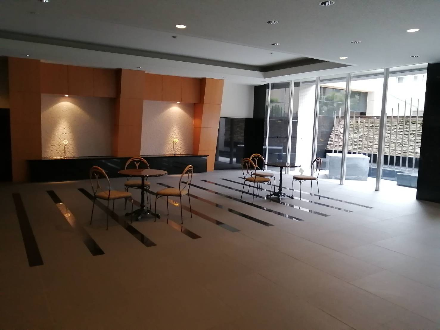 南海シティーコート岸和田のエントランス|ロビーになります。
ロビーには机・椅子が設置されているため、休憩や住人の方々とのコミュニケーションをとることも可能です。